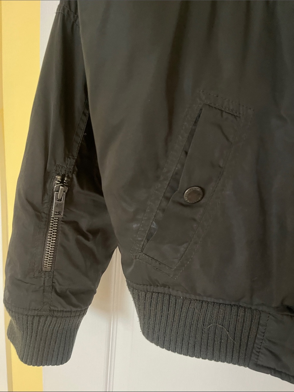 American Eagle Outfitters Black Hooded Puffer Jacket with Faux Fur Trim - Picture 6 of 9